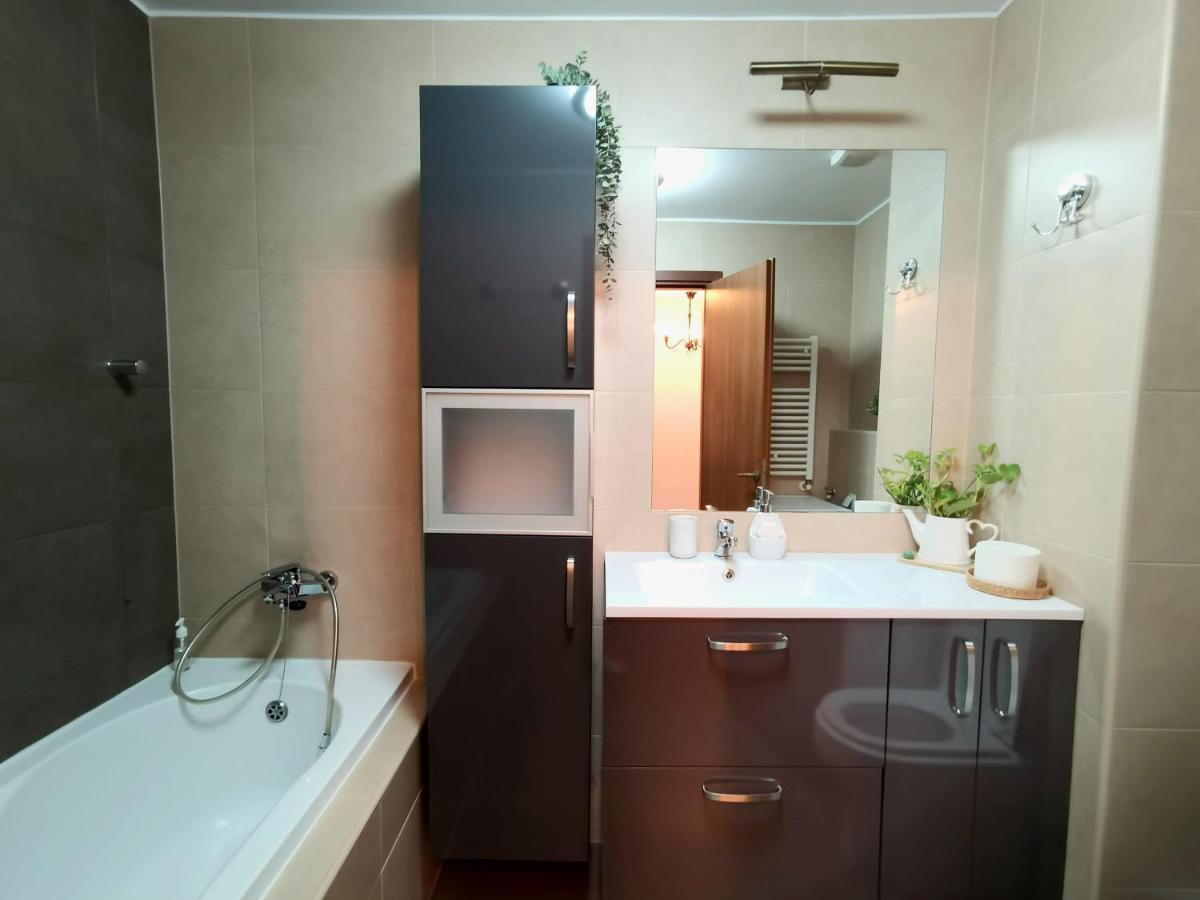 Cosy Boutique 61 Sqm Apartment - Private Parking - Ten Blocks Residence Bukares Bagian luar foto