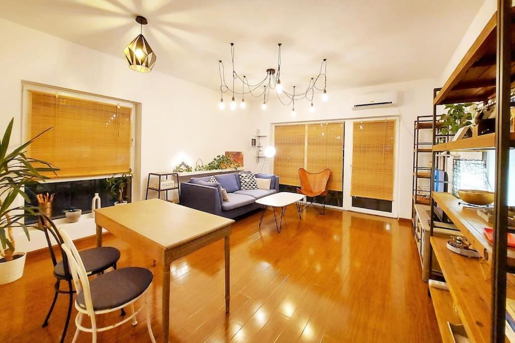 Cosy Boutique 61 Sqm Apartment - Private Parking - Ten Blocks Residence Bukares Bagian luar foto