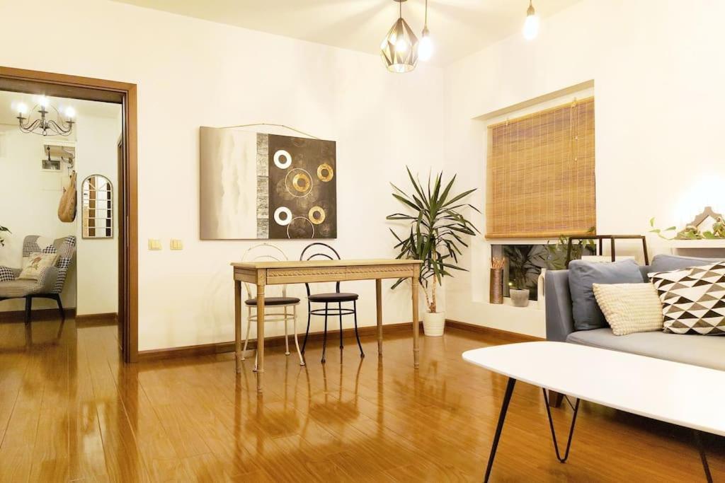 Cosy Boutique 61 Sqm Apartment - Private Parking - Ten Blocks Residence Bukares Bagian luar foto