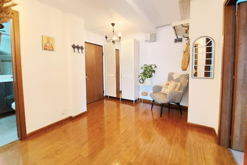 Cosy Boutique 61 Sqm Apartment - Private Parking - Ten Blocks Residence Bukares Bagian luar foto