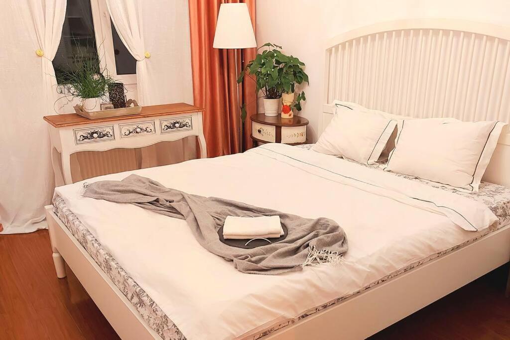 Cosy Boutique 61 Sqm Apartment - Private Parking - Ten Blocks Residence Bukares Bagian luar foto