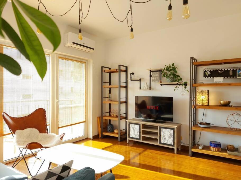 Cosy Boutique 61 Sqm Apartment - Private Parking - Ten Blocks Residence Bukares Bagian luar foto