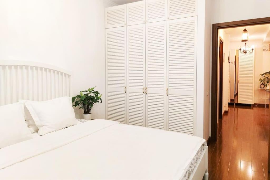 Cosy Boutique 61 Sqm Apartment - Private Parking - Ten Blocks Residence Bukares Bagian luar foto