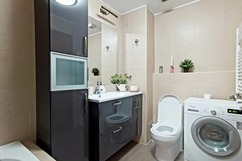 Cosy Boutique 61 Sqm Apartment - Private Parking - Ten Blocks Residence Bukares Bagian luar foto