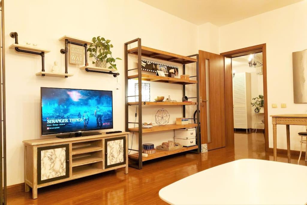 Cosy Boutique 61 Sqm Apartment - Private Parking - Ten Blocks Residence Bukares Bagian luar foto