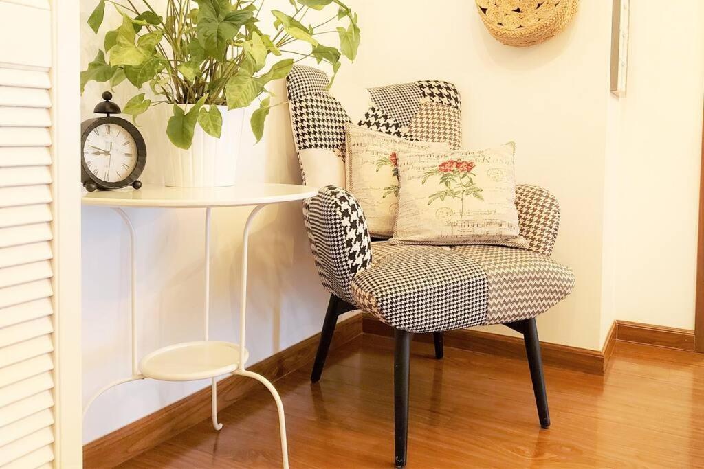 Cosy Boutique 61 Sqm Apartment - Private Parking - Ten Blocks Residence Bukares Bagian luar foto