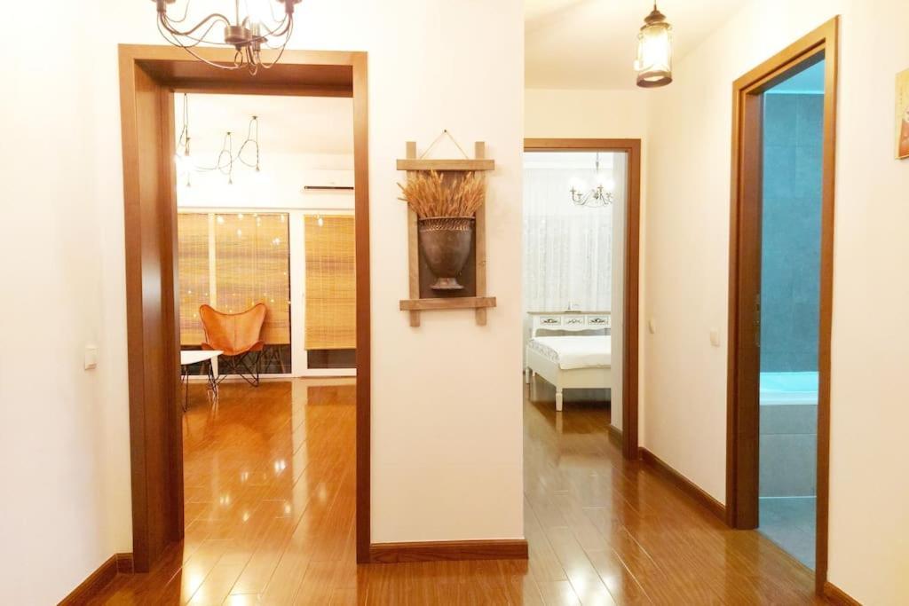 Cosy Boutique 61 Sqm Apartment - Private Parking - Ten Blocks Residence Bukares Bagian luar foto